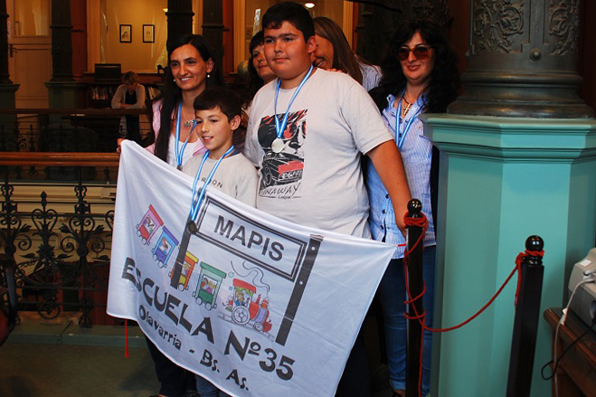 Alumnos y docentes de la escuela de Educación Primaria N.° 35 de Mapis, Olavarría, provincia de Buenos Aires Alumnos y docentes de la escuela de Educación Primaria N.° 35 de Mapis, Olavarría, provincia de Buenos Aires