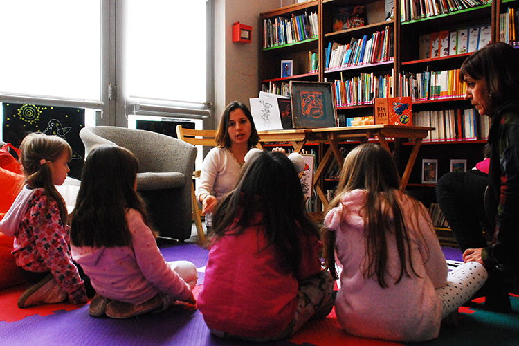 El taller «Collage y creación de estampas propias» en la Sección Infantil y Juvenil