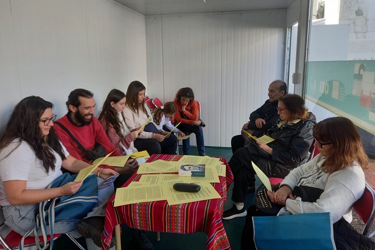 asistentes al taller trabajando en la propuesta sobre cortázar