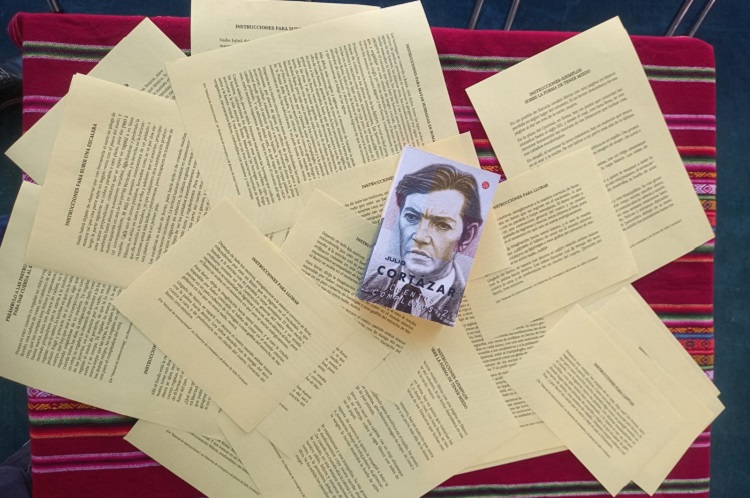 recortes de textos y foto de cortázart